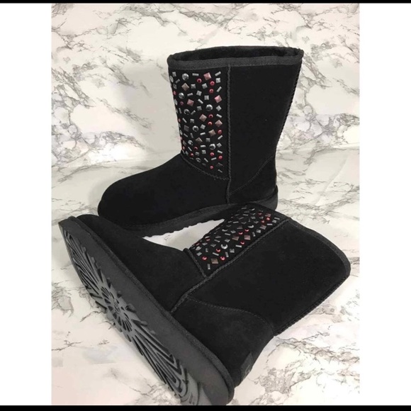 NIB UGG Woman's Classic Shorts Stud ll Boots SZ 7. - Picture 6 of 11
